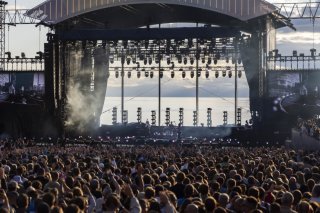 Devant la beauté du paysage, London Grammar et Rüfüs de Sol se sont accordés pour jouer sans écran Led sur la scène (archives). KEYSTONE/EPA/CYRIL ZINGARO